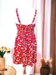 Röd kort blommig klänning