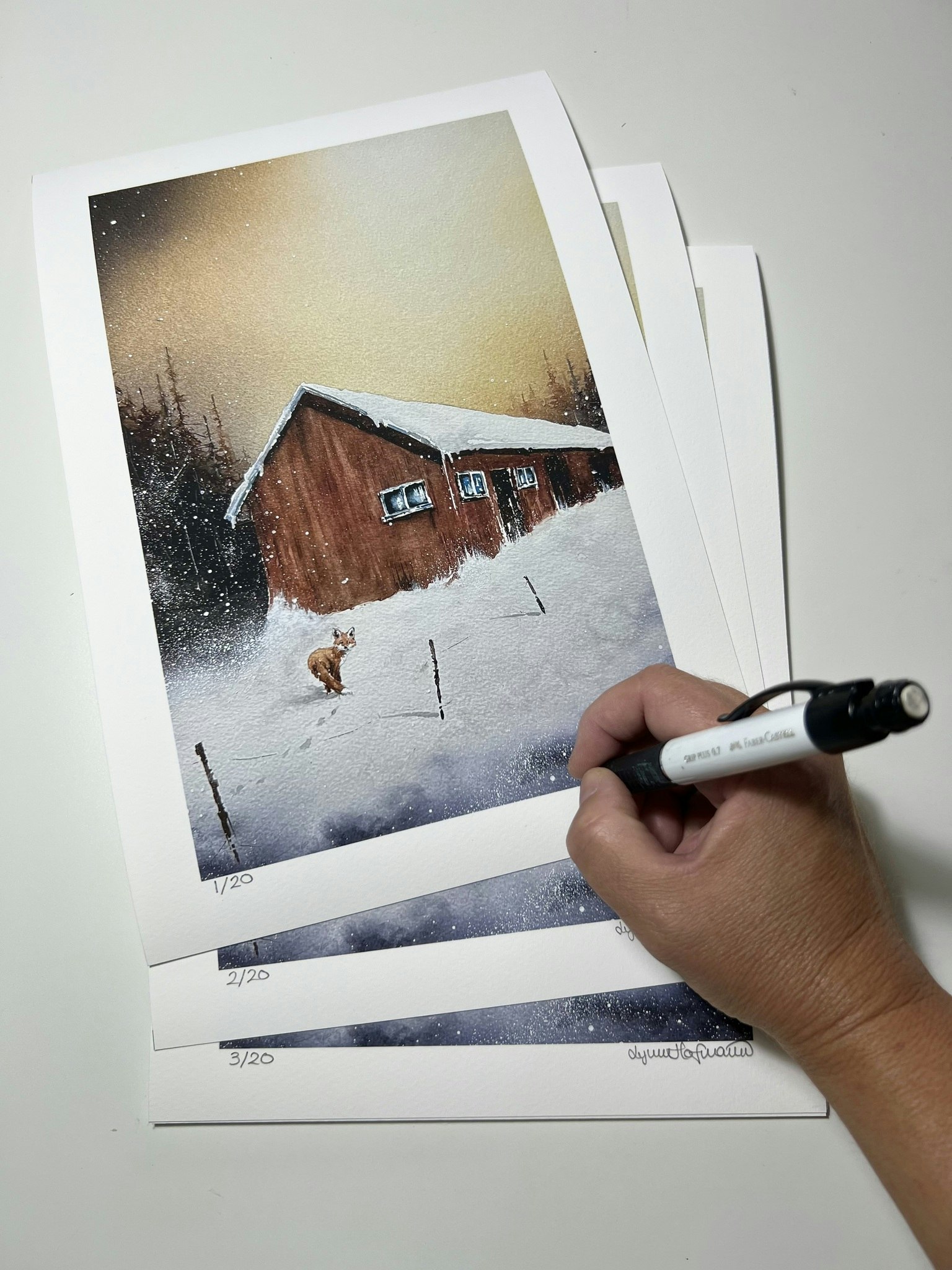 ”fine art print”   Räven tassar över snön