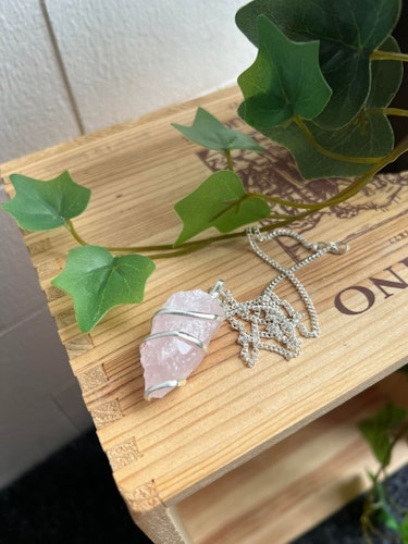 Rough Cut Crystal Pendant halsband, Rosenkvarts