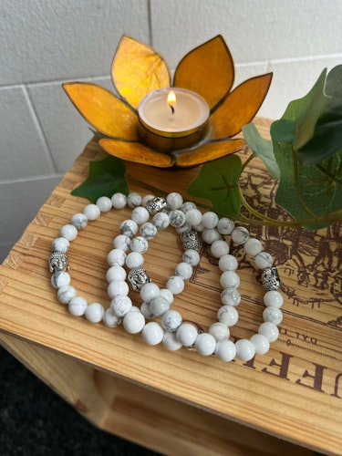 Buddha armband, Howlite