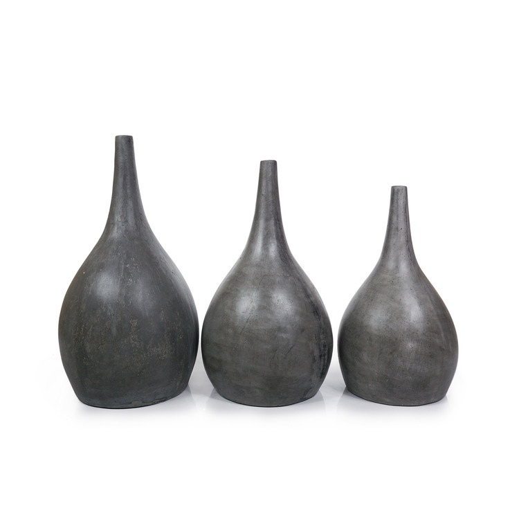 Tre mörgrå vaser av betong