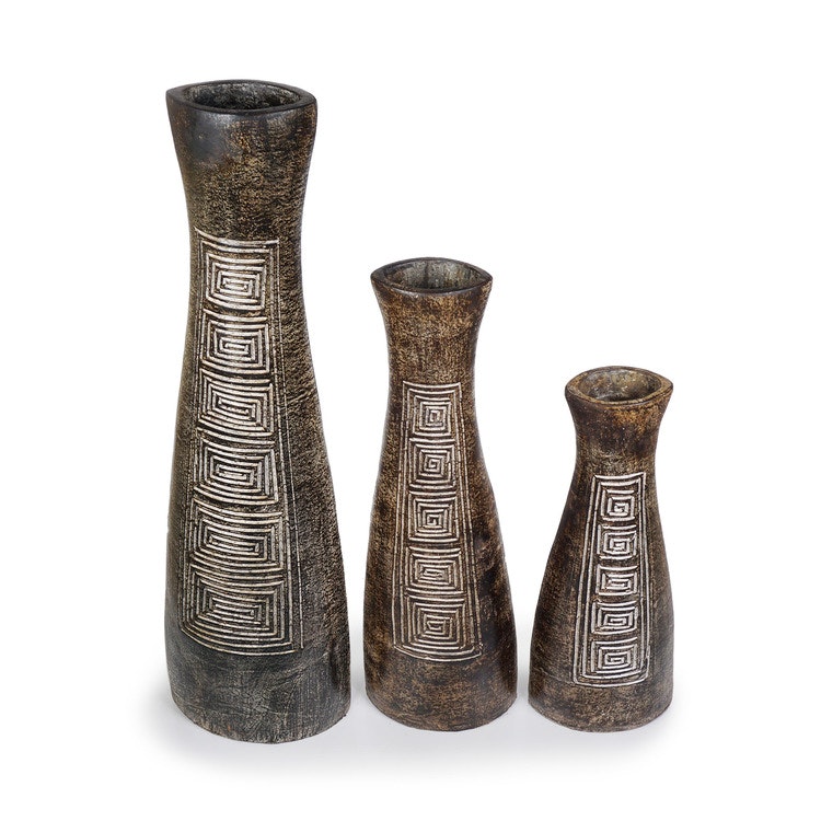 Tre olika stora vaser av terrakotta