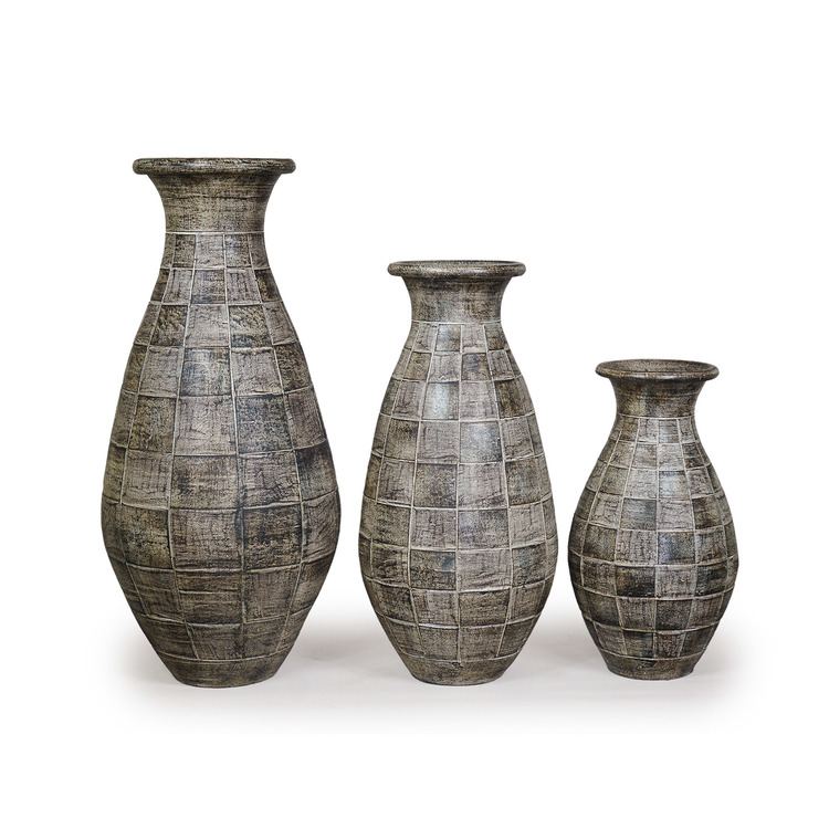 Tre vaser av terrakotta