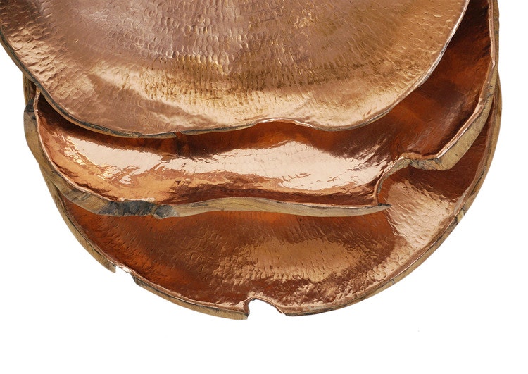 Närbild av träfat med koppar på insidan