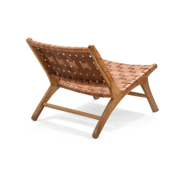 Hvilestol i massiv teaktræ med sæde i brunt flettet læder