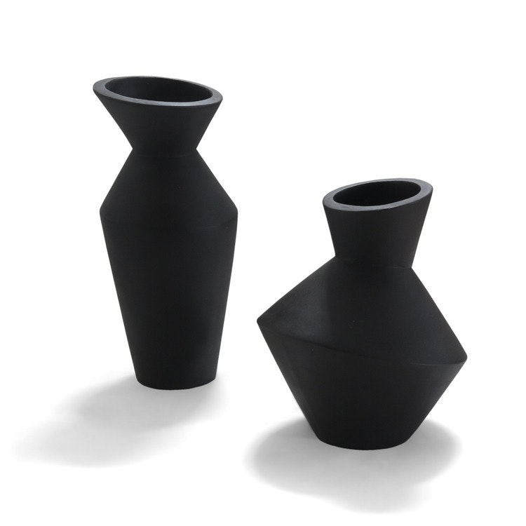 Vaser av svart betong