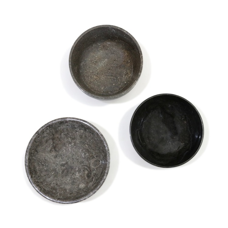 Tre marmorskålar i grått och svart