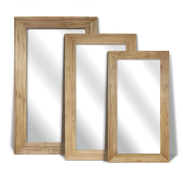 tre speglar med träram i olika storlekar