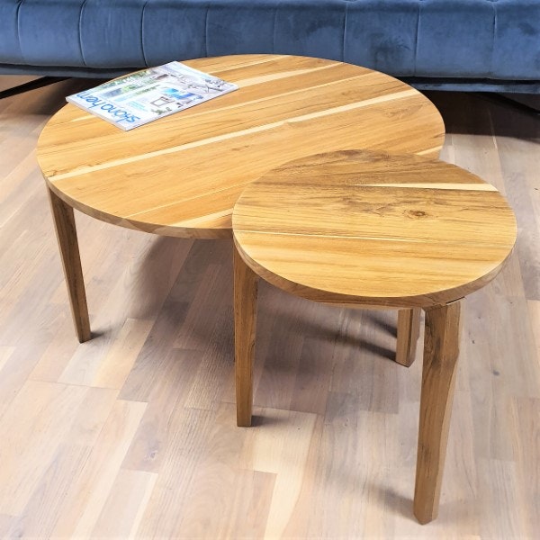 Två runda soffbord av trä