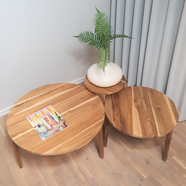 Tre soffbord av trä i olika storlek