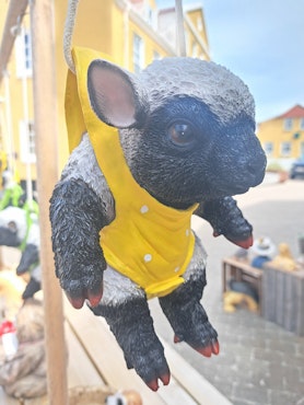 Får med gul rygsæk.