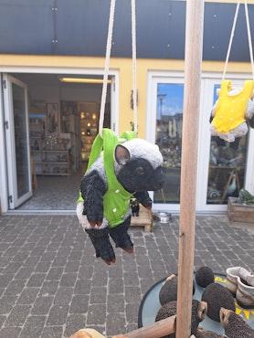 Får med grøn rygsæk.