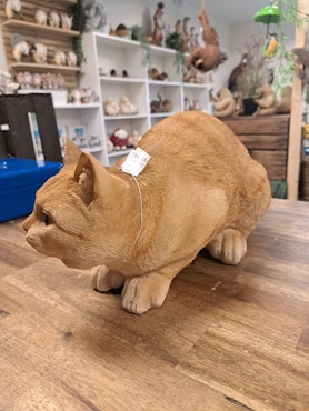 Kat liggende, brunrød