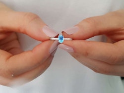 Diamant og oval blå topaz