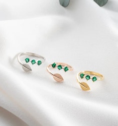 Et blad og grønne steiner - ring