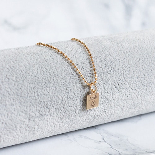 Guldpläterat Halsband Med Berlock - AD Logo