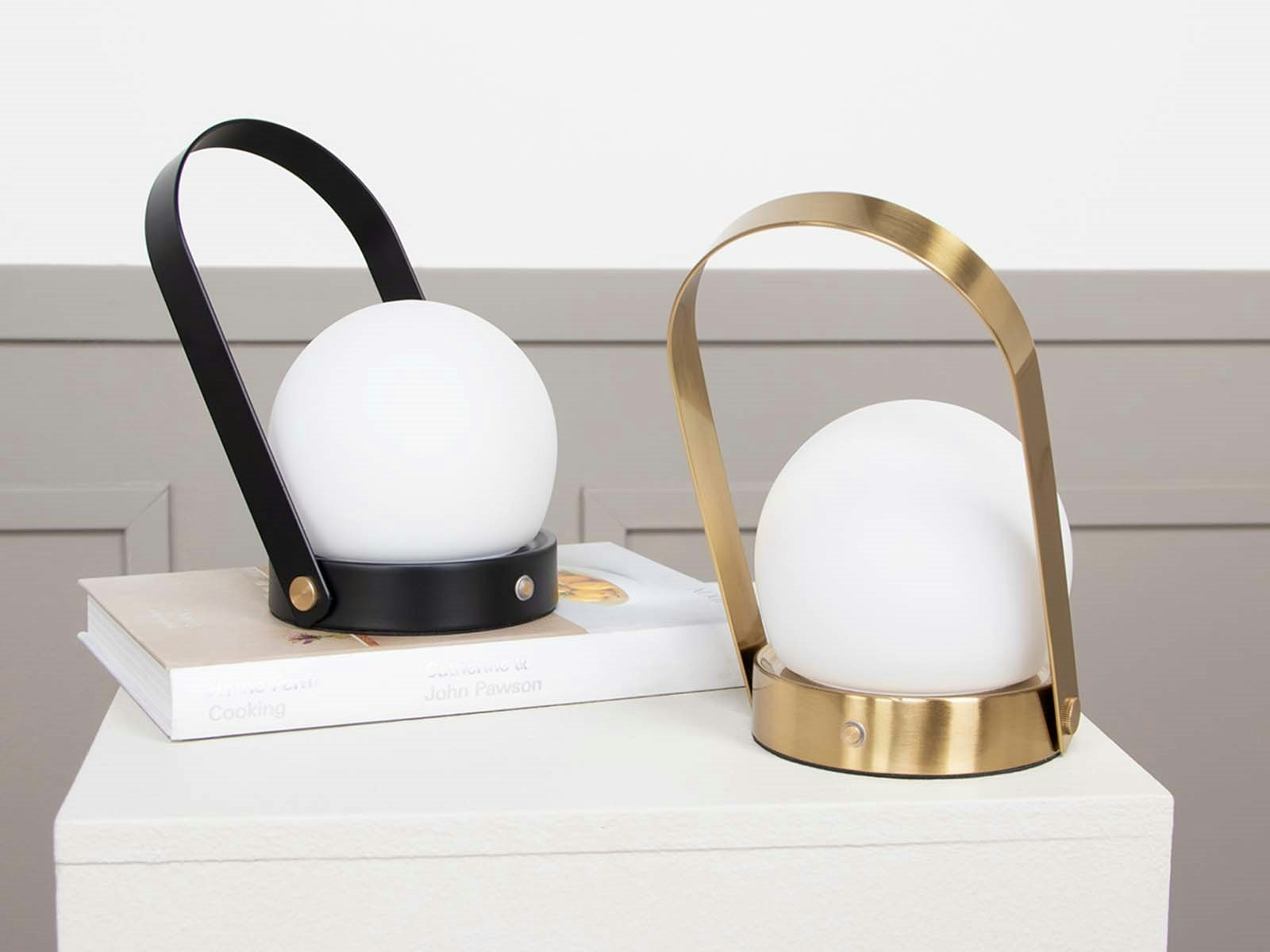 Dione lampe, Sort