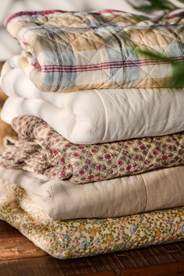 Quilt m/blå, gule, rosa og røde blomster