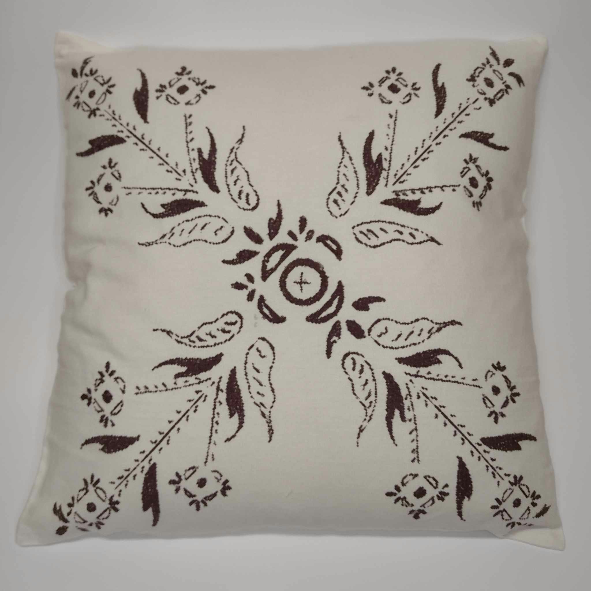 Naturfarvet pude med print