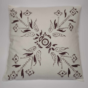 Naturfarvet pude med print