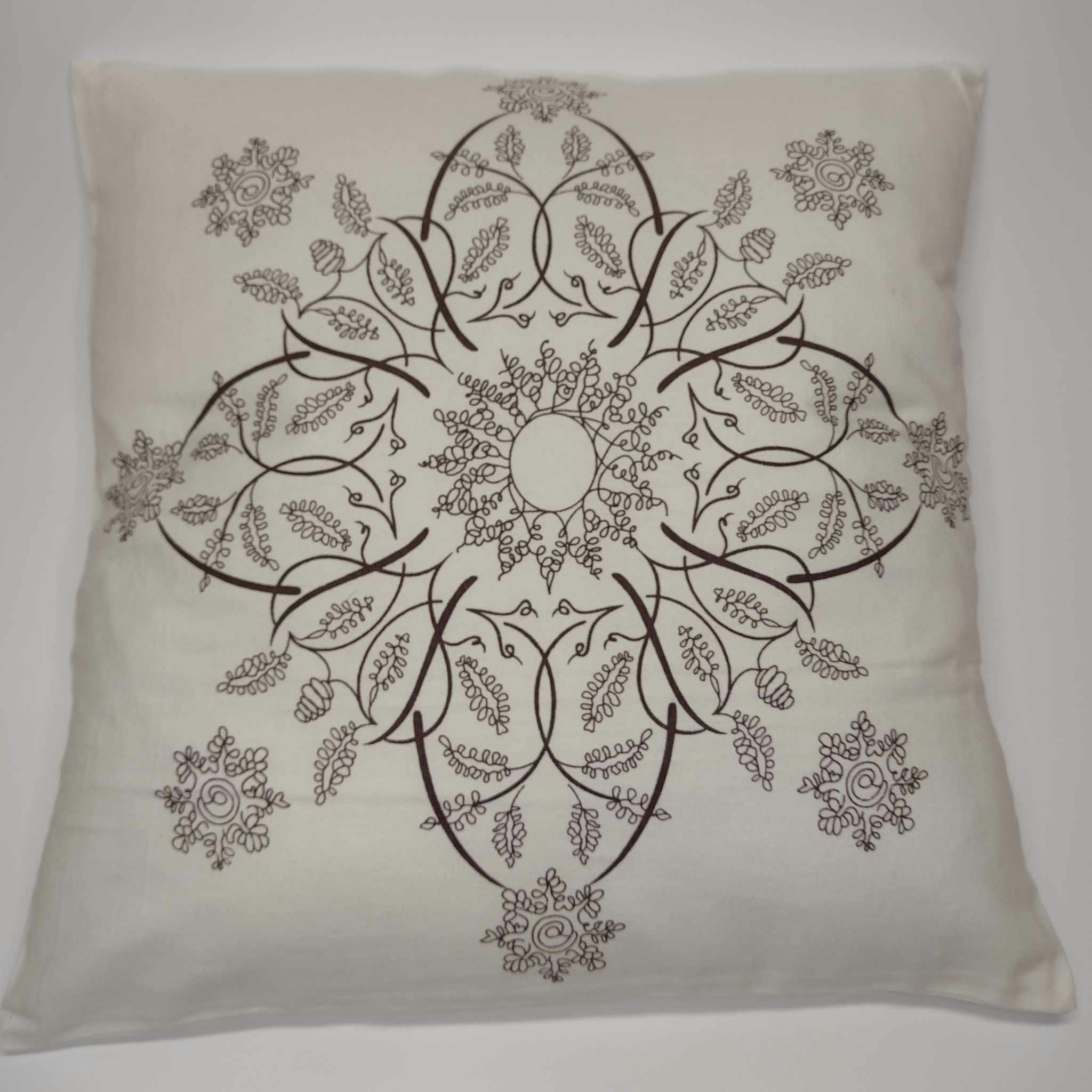 Naturfarvet pude med print