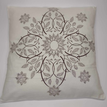 Naturfarvet pude med print