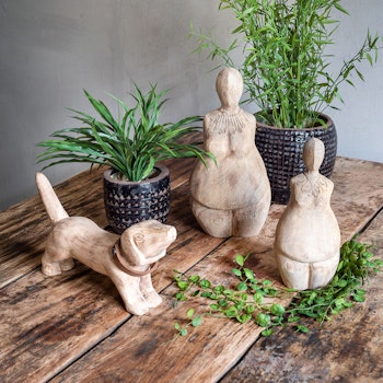 Figur hund i mangotræ