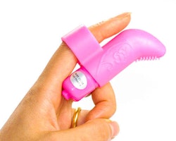 Pink Mini Finger Vibrator  Denna lilla fingervibrator är gjord av mjukt silikon, den har ett band som passar runt fingret och håller det på plats.  Spetsen är vinklad för att hjälpa dig att nå din kli