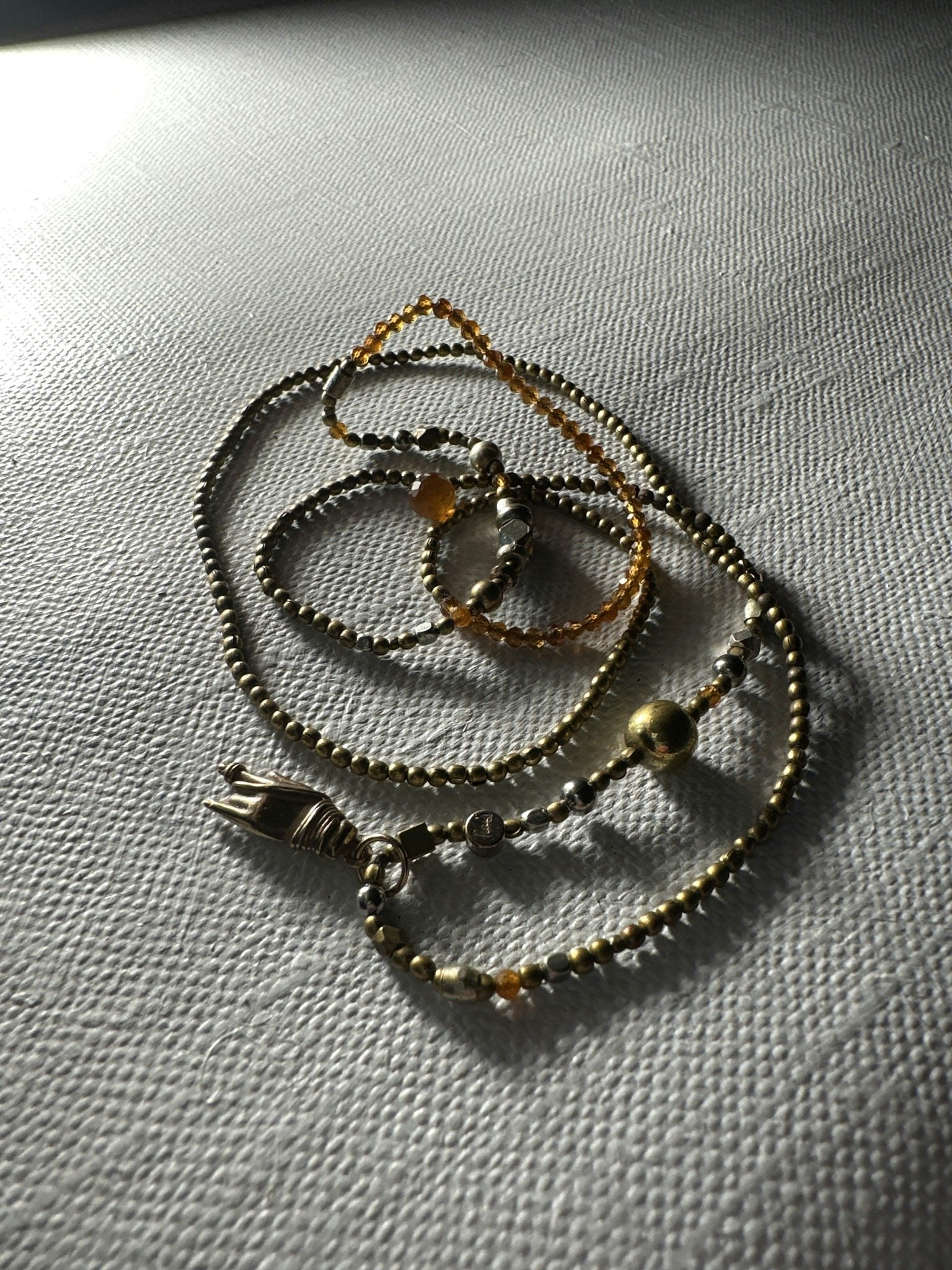 ”Halsband” handgjorda med  brons silver koppar samt bärnstens pärlor.