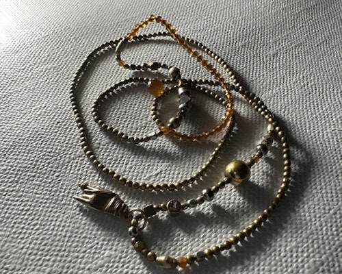 ”Halsband” handgjorda med  brons silver koppar samt bärnstens pärlor.