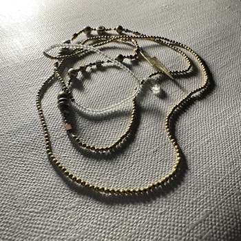 ”Halsband” blandade nyanser koppar brons silver med fantastiska glittrande grå glaspärlor med en blixt  94 cm