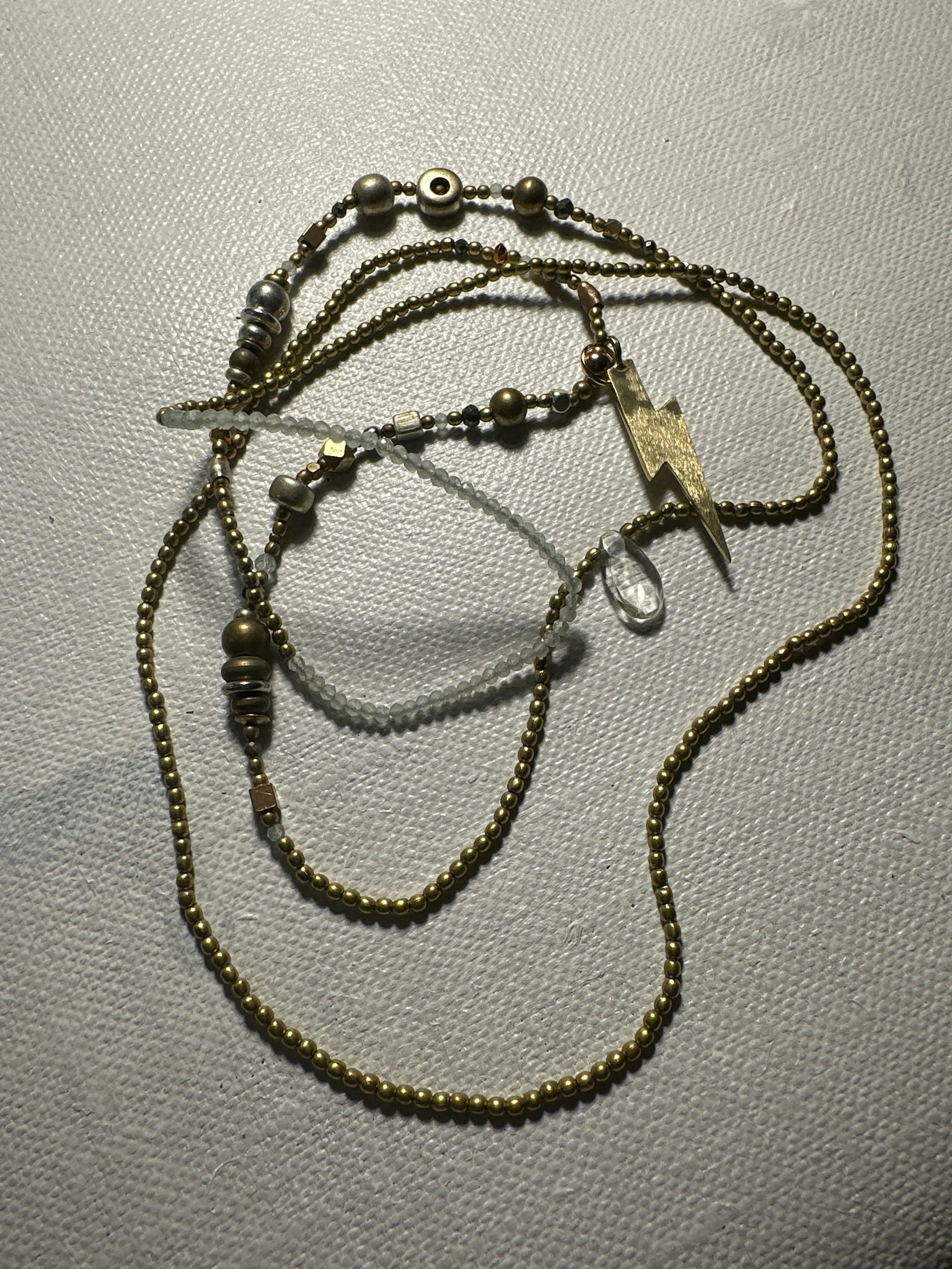 ”Halsband” blandade nyanser koppar brons silver med fantastiska glittrande grå glaspärlor med en blixt  94 cm