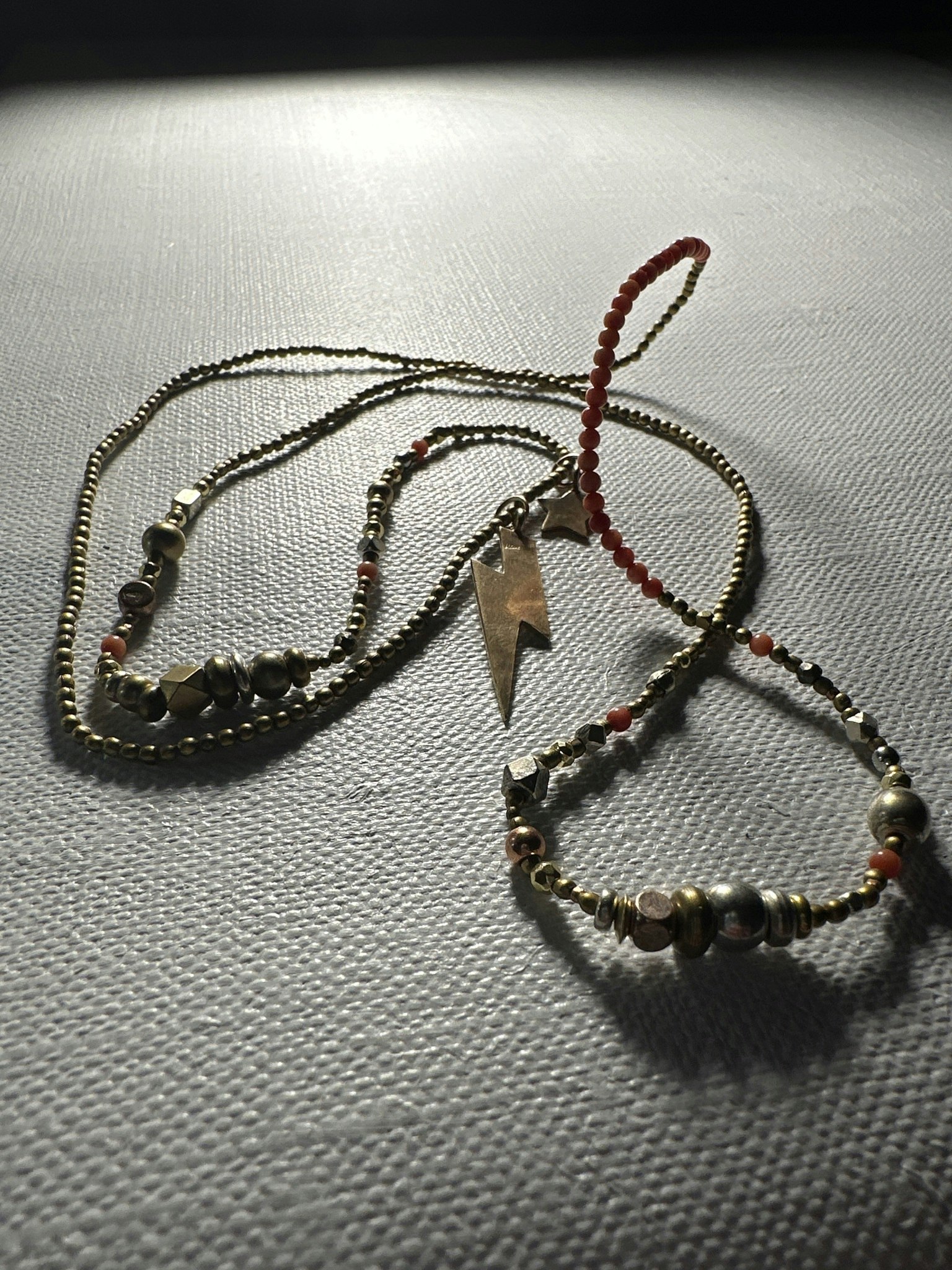 ”Halsband” korallpärlor med silver och bronspärlor. Med blixt och stjärna . 82 cm nickelfria och handgjorda .