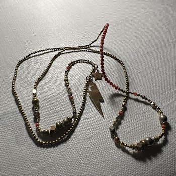 ”Halsband” korallpärlor med silver och bronspärlor. Med blixt och stjärna . 82 cm nickelfria och handgjorda .