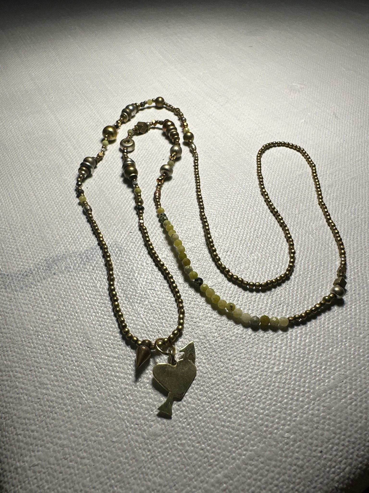 Halsband vackra gulgröna stenpärlor med brons och silver metall pärlor. Med  hjärta och en mini pendel. 82 cm