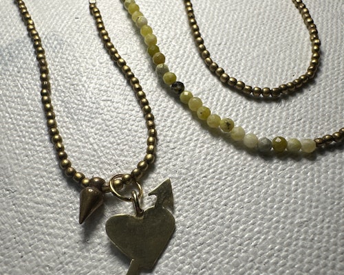 Halsband vackra gulgröna stenpärlor med brons och silver metall pärlor. Med  hjärta och en mini pendel. 82 cm