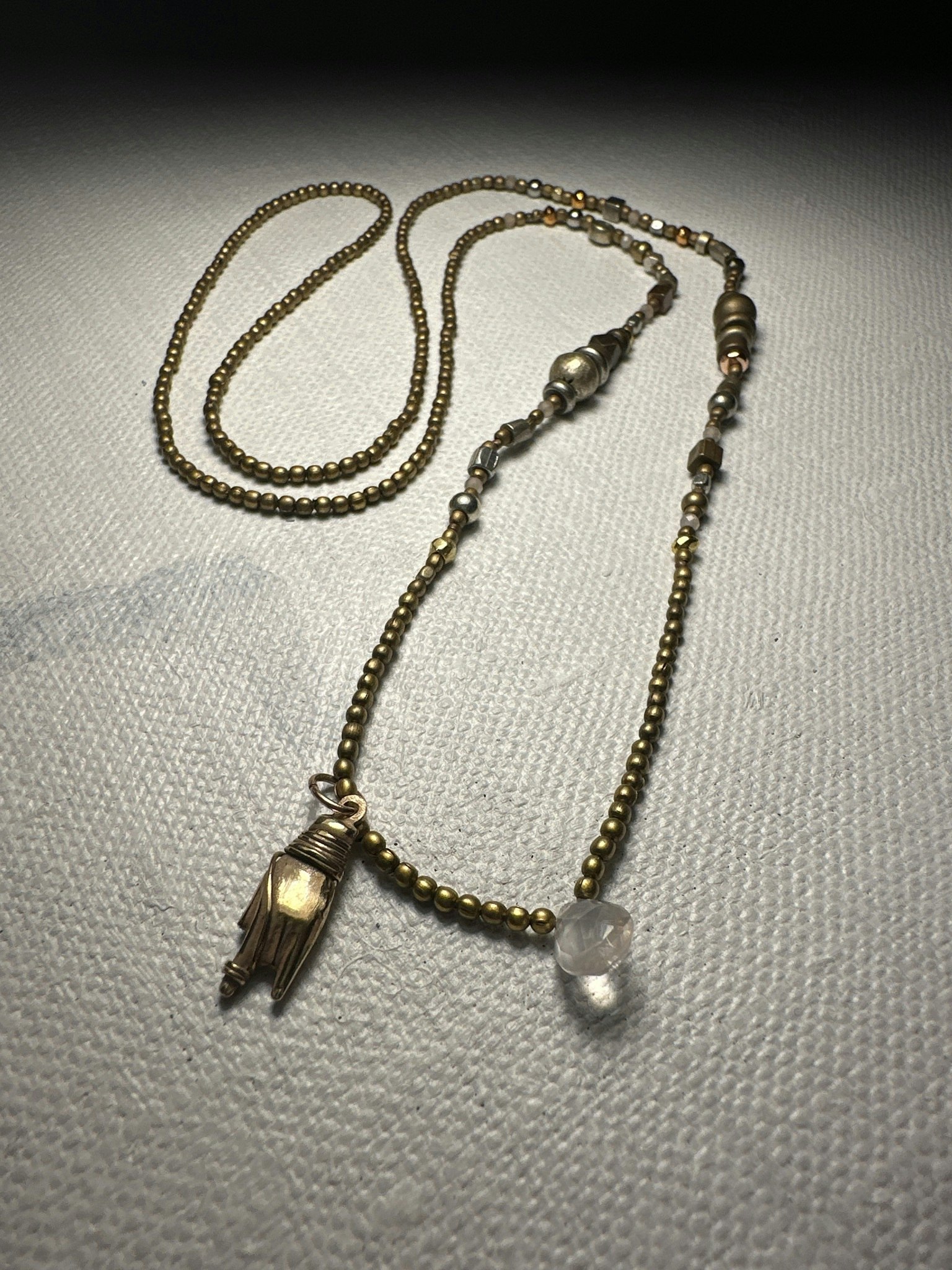 Halsband med koppar, silver och brons pärlor med en gyllende hand.  Nickelfritt och Handgjorda. 72cm