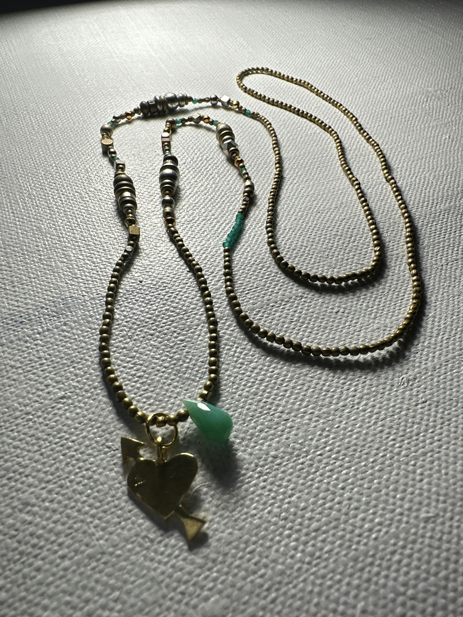 Handgjorda halsband nickelfria. 90 cm. Gröna pärlor blandat med brons, koppar och silver . Med ett hjärta