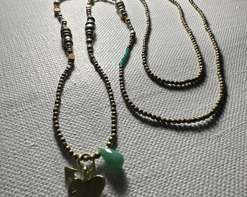 Handgjorda halsband nickelfria. 90 cm. Gröna pärlor blandat med brons, koppar och silver . Med ett hjärta