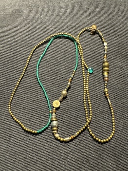 Halsband vackra gulgröna stenpärlor med brons och silver metall pärlor. Med  brons döskalle  och en mini grön pärla 78cm