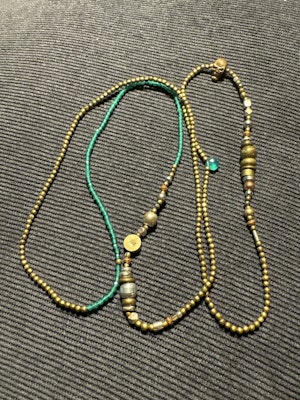 Halsband vackra gulgröna stenpärlor med brons och silver metall pärlor. Med  brons döskalle  och en mini grön pärla 78cm