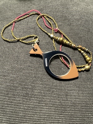 ”Halsband” med  svagt lila glas pärlor och med  brons färgade pärlor  78 cn