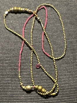 ”Halsband” med  svagt lila glas pärlor och med  brons färgade pärlor  78 cn