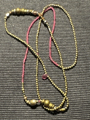 ”Halsband” med  svagt lila glas pärlor och med  brons färgade pärlor  78 cn