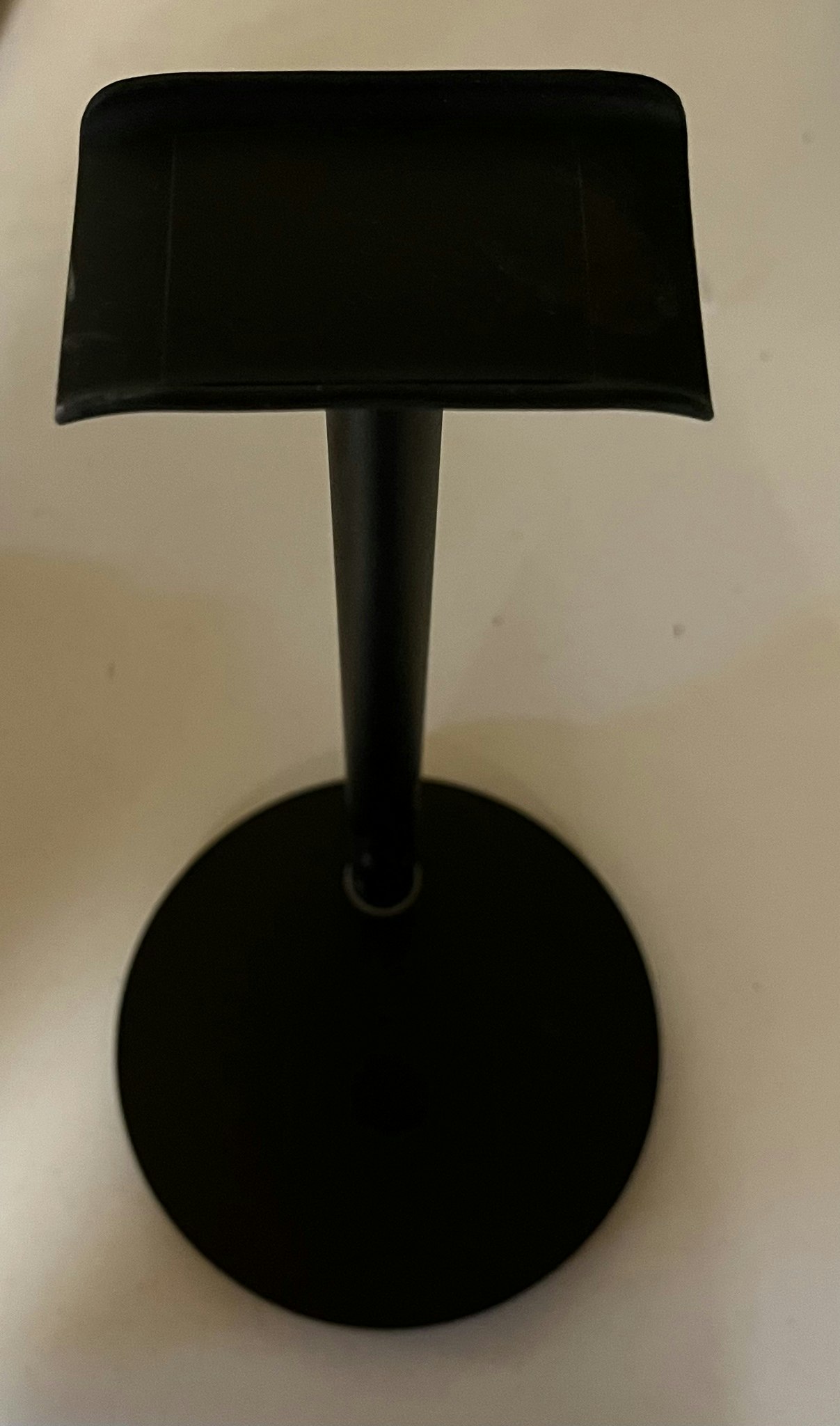 Headset holder med trådløs oplader