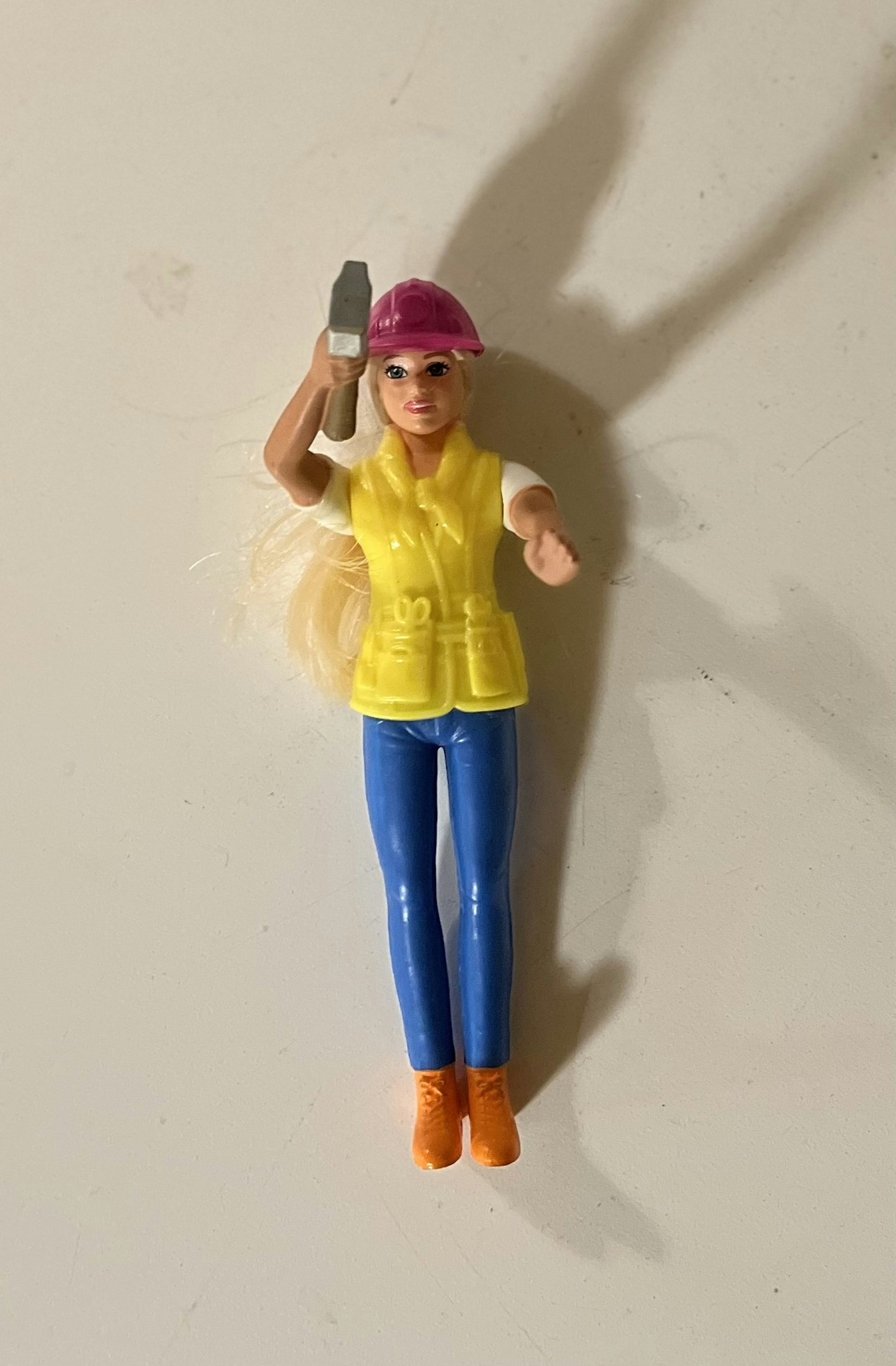 Lille dukke “pige” med hammer