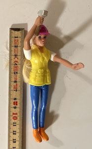 Lille dukke “pige” med hammer