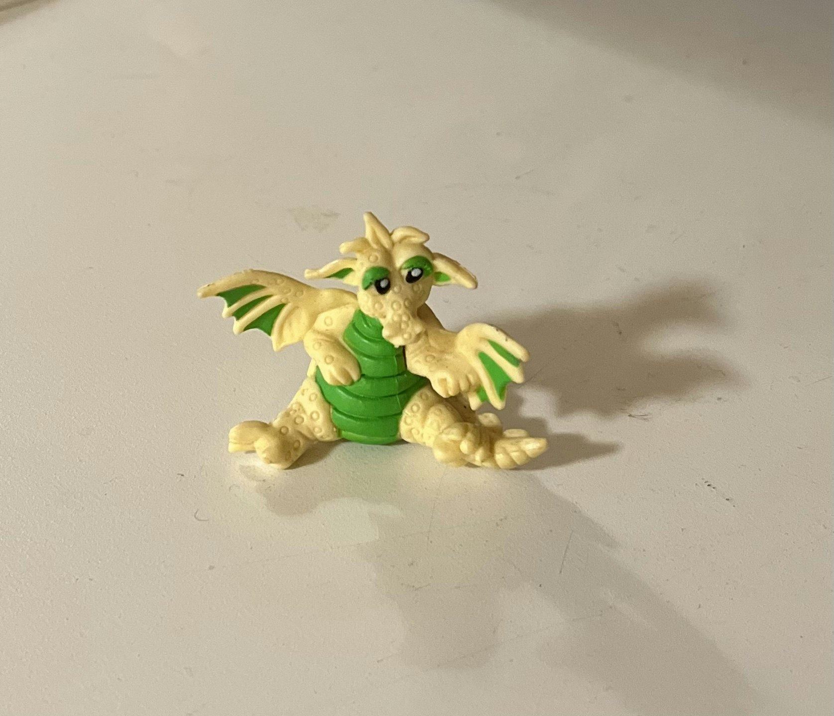 Dragefigur i plast