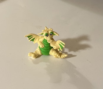 Dragefigur i plast