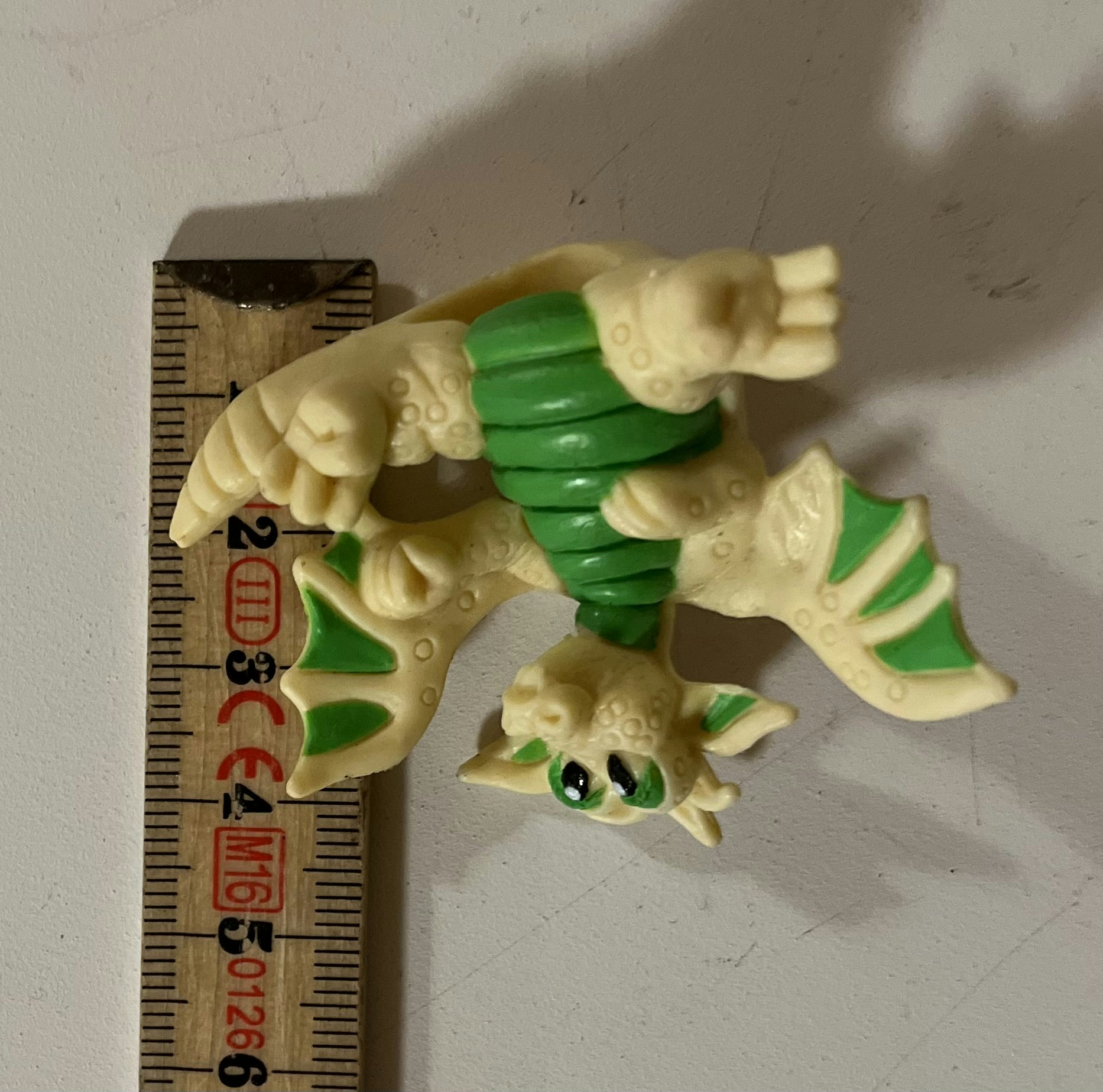 Dragefigur i plast